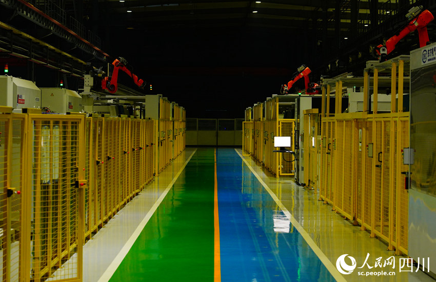 藏在一排排柜子里的智能加工機器晝夜不停地運轉。人民網記者 王波攝